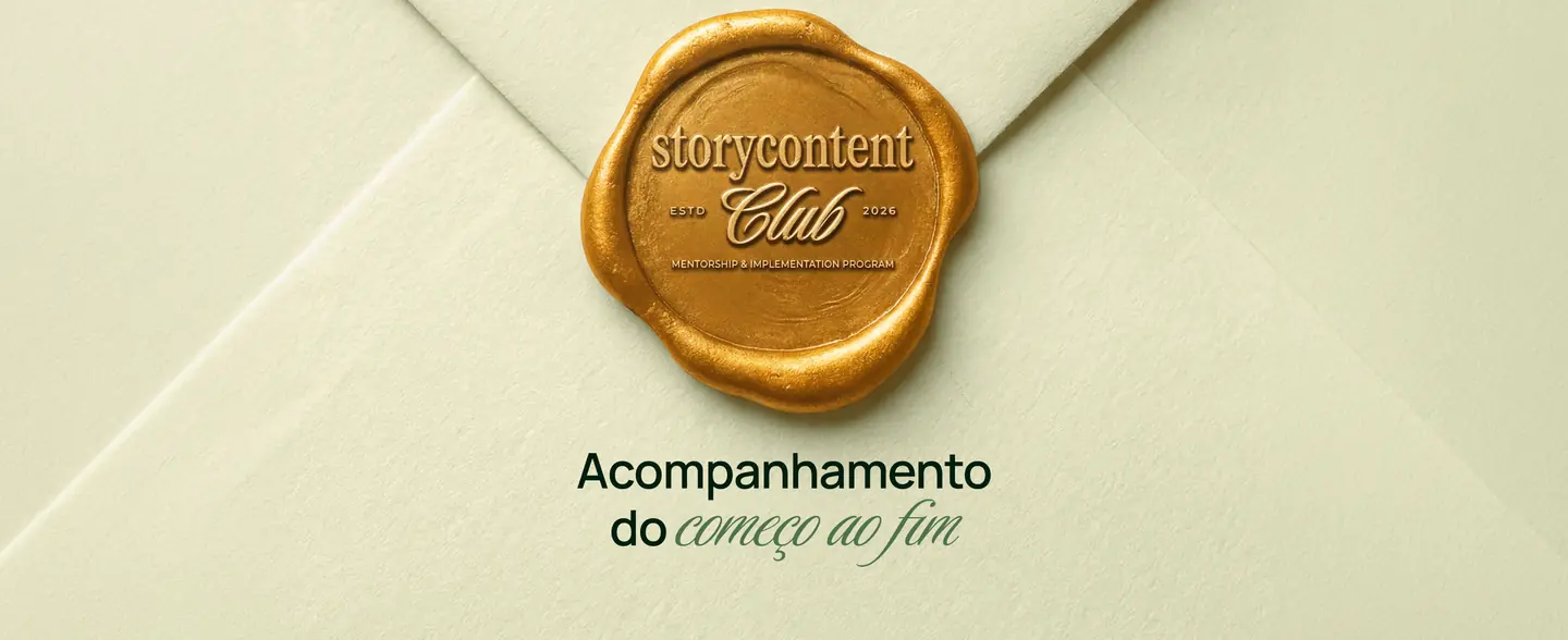 Lacre de cera dourado do Storycontent Club sobre um envelope creme — acompanhamento do começo ao fim